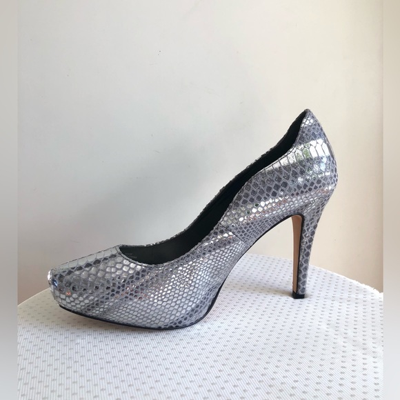 White House Black Market Metallic Silver Snake Heels Pumps scallop edge size 8 - Picture 12 of 17